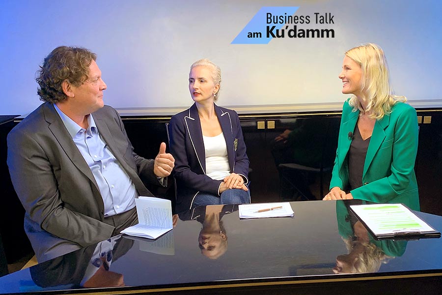 Das Bild zeigt Holger Wassermann (INTAGUS), Ayse Mese (DUB) im Gespräch mit Moderatorin Crissy Schulz